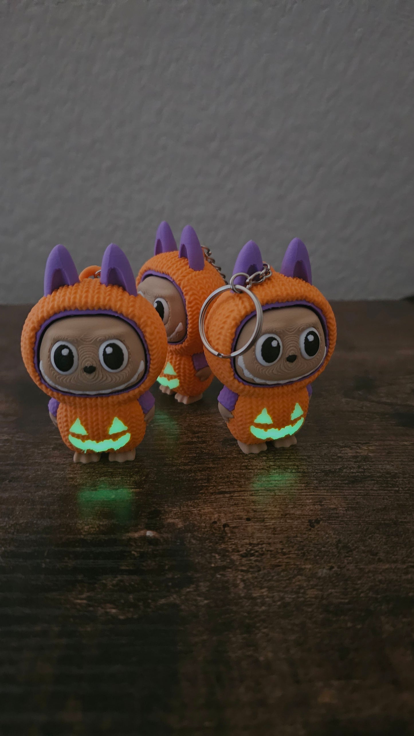 Limited edition Halloween Labubu fidget toy in a pumpkin onesie outfit with jack-o’-lantern details. Cute collectible figure with a clicky face feature, designed for Halloween season décor, stress relief, and toy collectors.